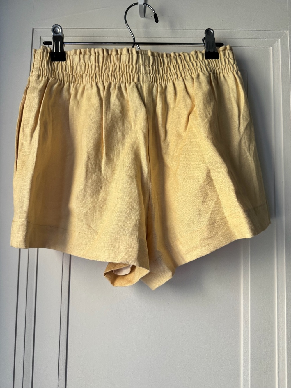 Reformation Mila Shorts in Parmesan - Picture 2 of 4